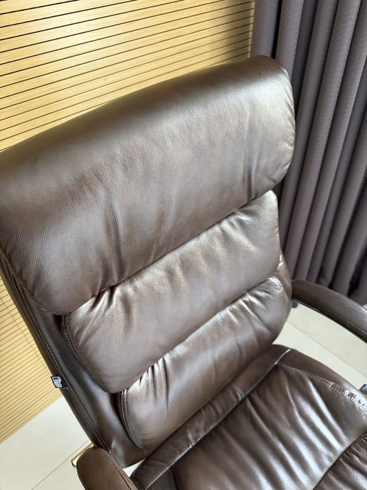 Шкіряне офісне крісло