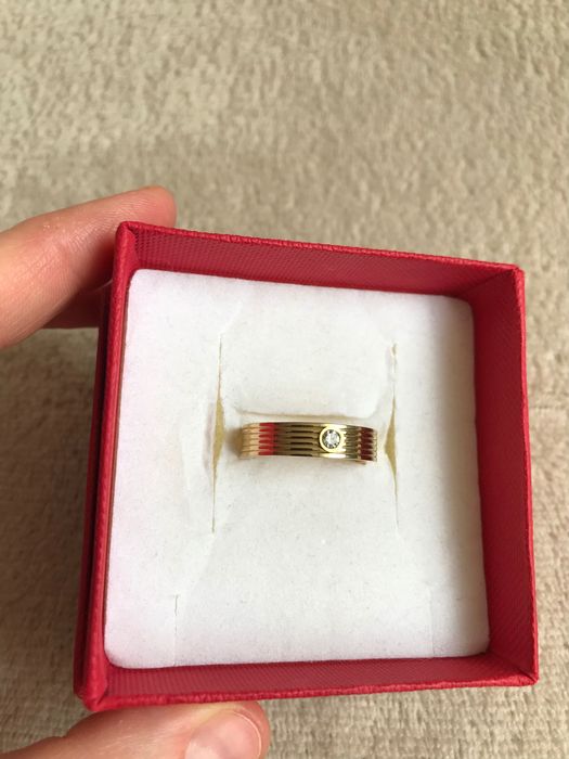 Pierścionek w stylu obrączki z cyrkonią stal chirurgiczna kolor złoty