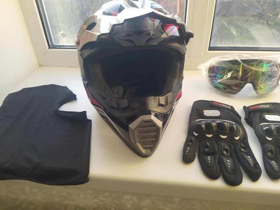 Мотошлем, гермак