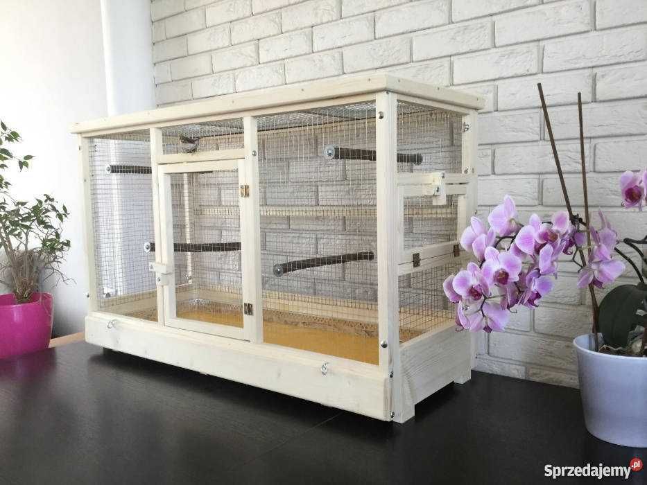 Klatka woliera drewniana dla ptaków egzotycznych.