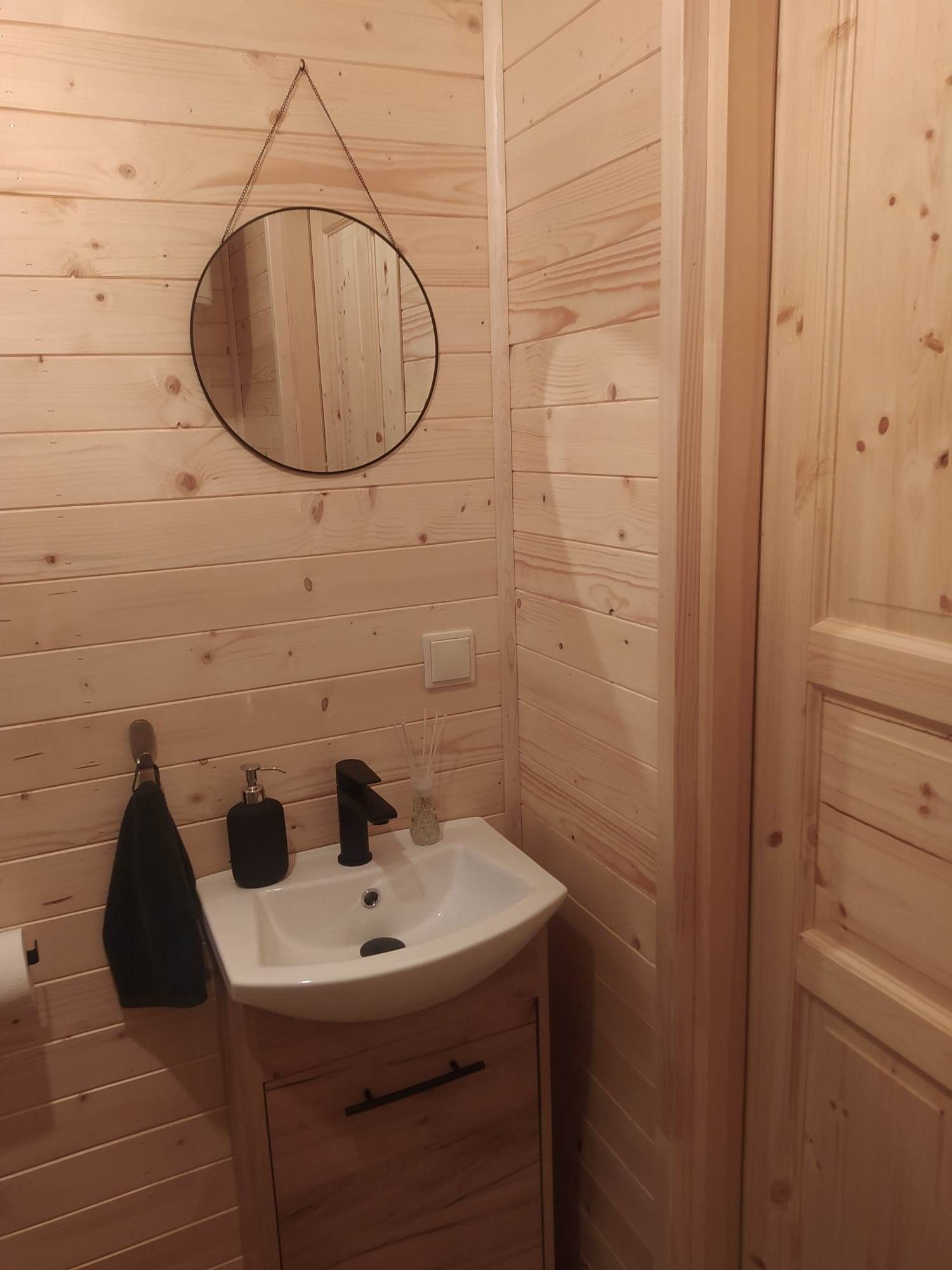 Świerkowy Domek z jacuzzi do wynajęcia nad jeziorem Pluski