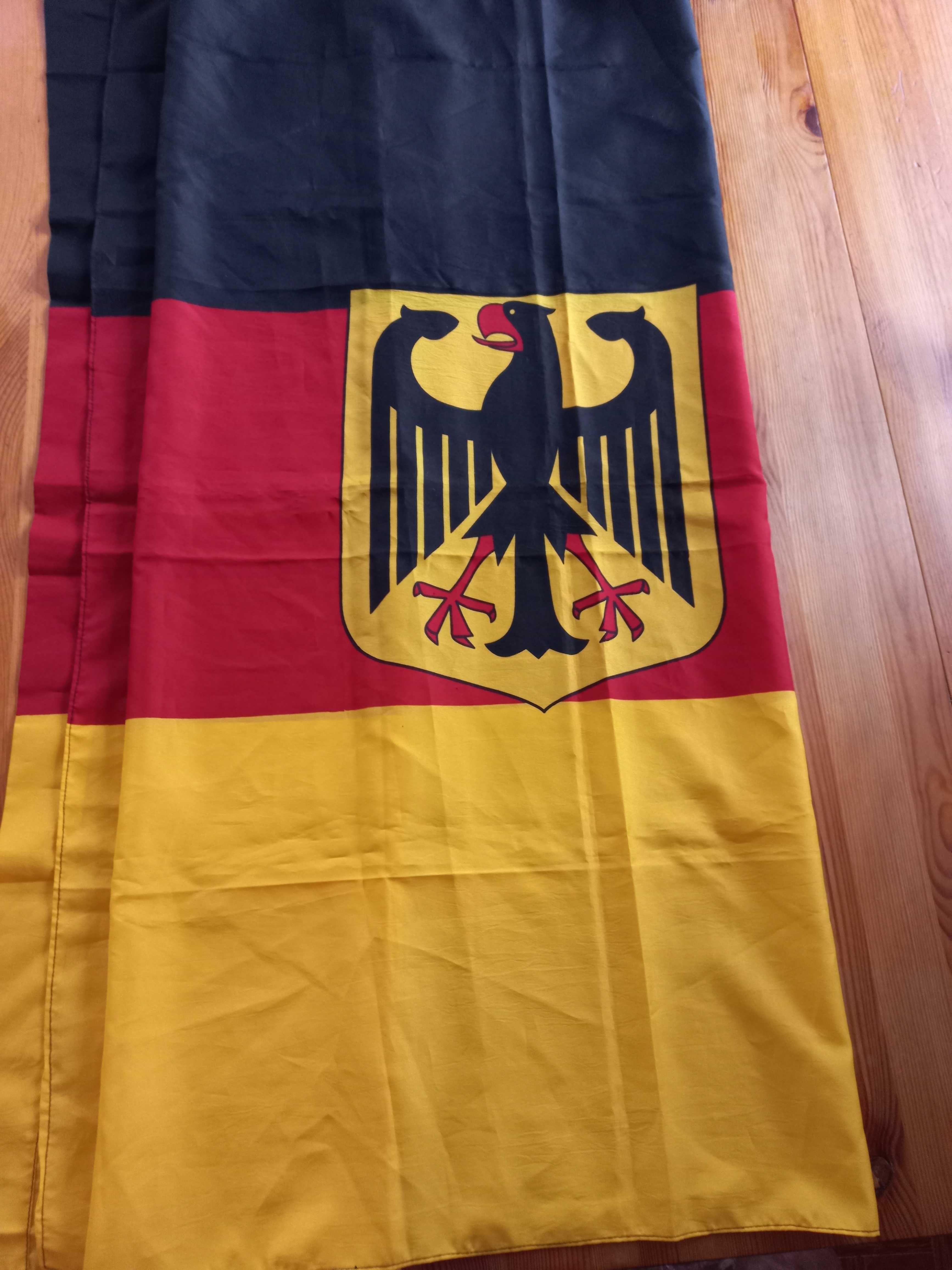 Флаг Германии с гербом на флагшток. Оригинал.