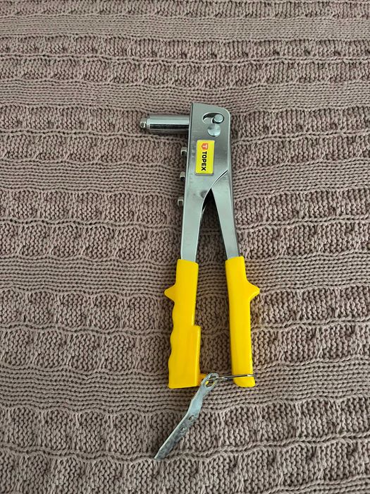 Заклепочний інструмент