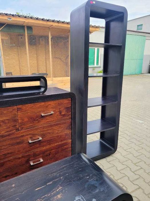 Zestaw mebli drewnianych: regał, komoda, szafka wisząca, ława