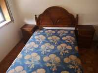 Cama com mesa de cabeceira