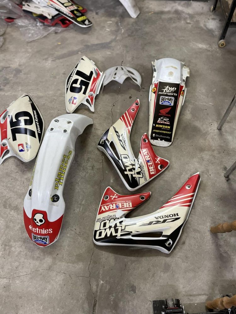 2 комплекта пластика на hondu crf 450