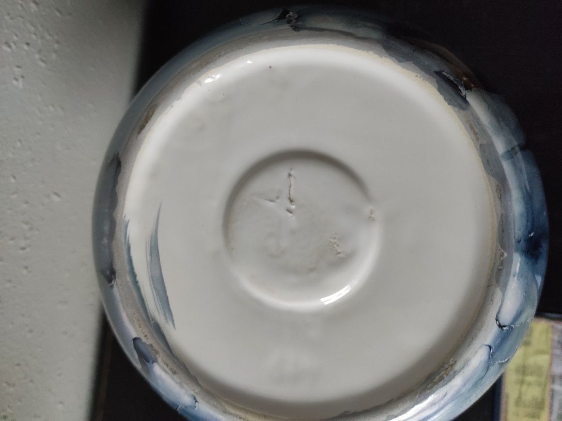 Elegancki wazon ceramiczny cieniowany w pięknych kolorach