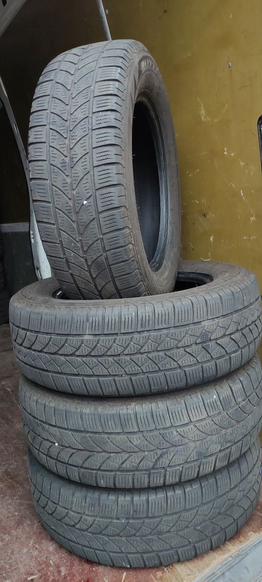 Opony zimowe z 2013r 6mm 215/65/16C Bridgestone 1N6