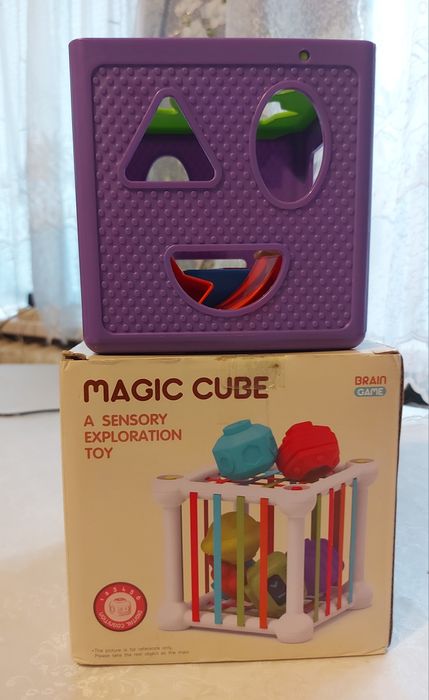 Іграшки сортери для малюків.