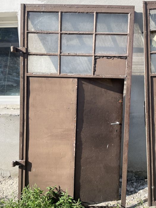 Drzwi garażowe stare metalowe