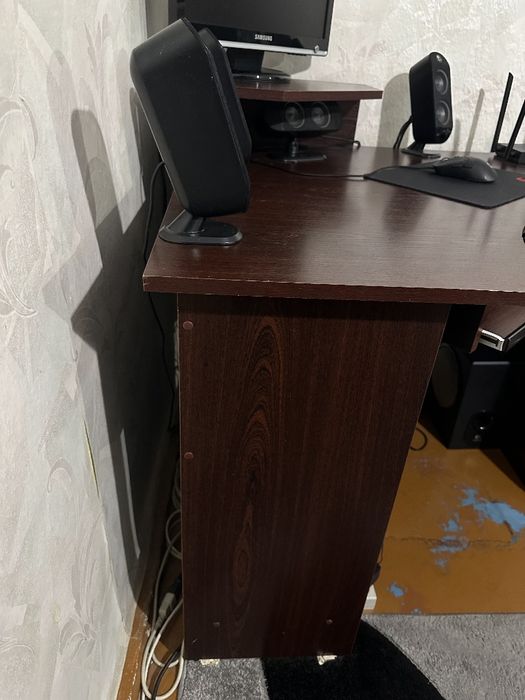 Стіл письмовий, комп'ютерний кутовий