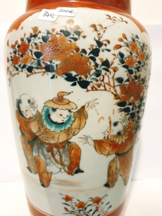 Par de antigas jarras asiáticas em porcelana esmaltada e assinada