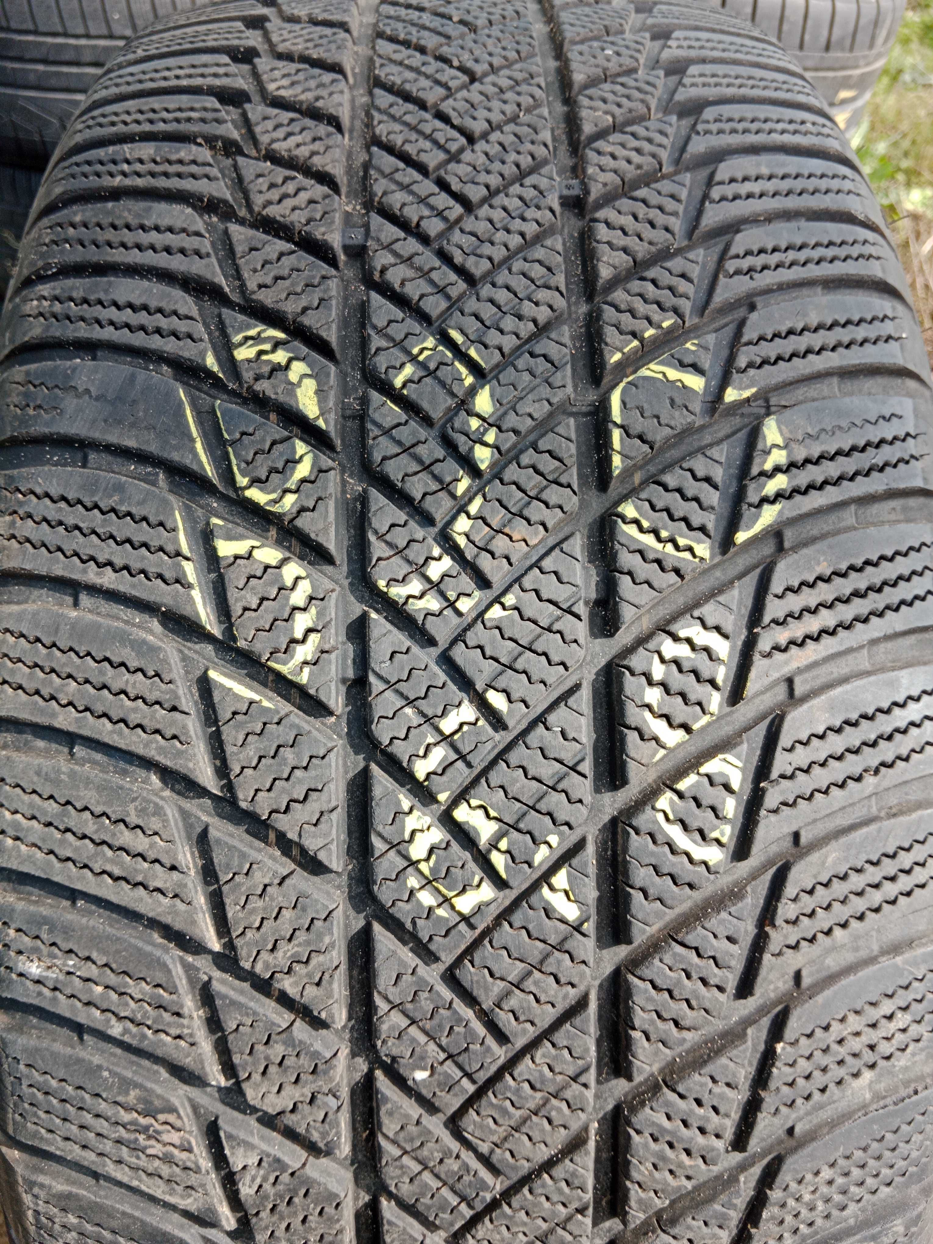 Opona używana 285/45R21 Bridgestone Blizzak LM001 RSC 1szt.