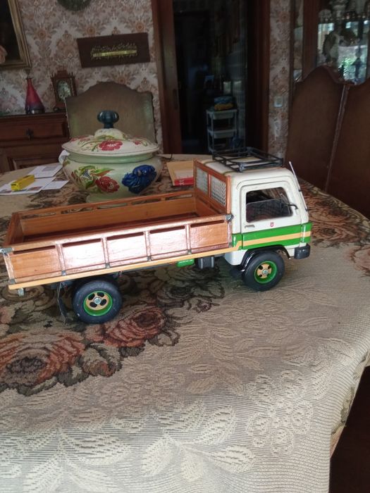 Camioneta em madeira feita á mão