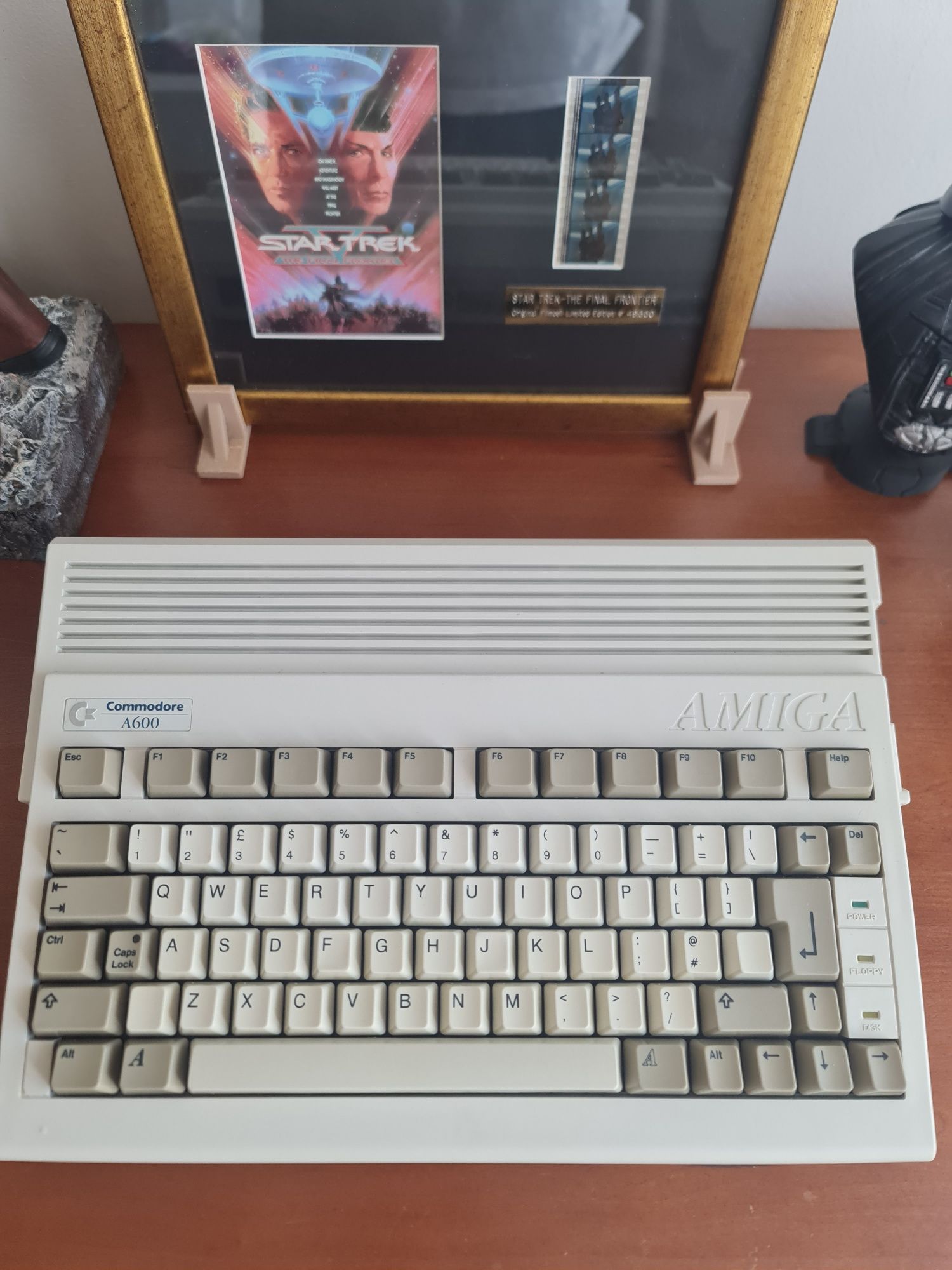 Amiga 600  com fonte e expansão.