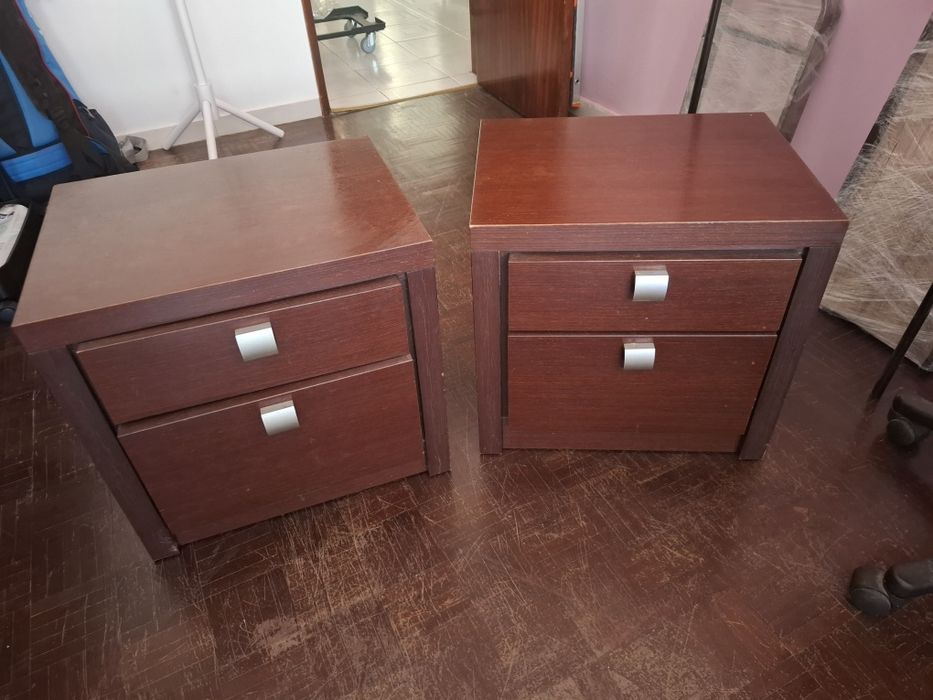 Par de mesas de cabeceira em madeira — 2 gavetas — ótimo estado”