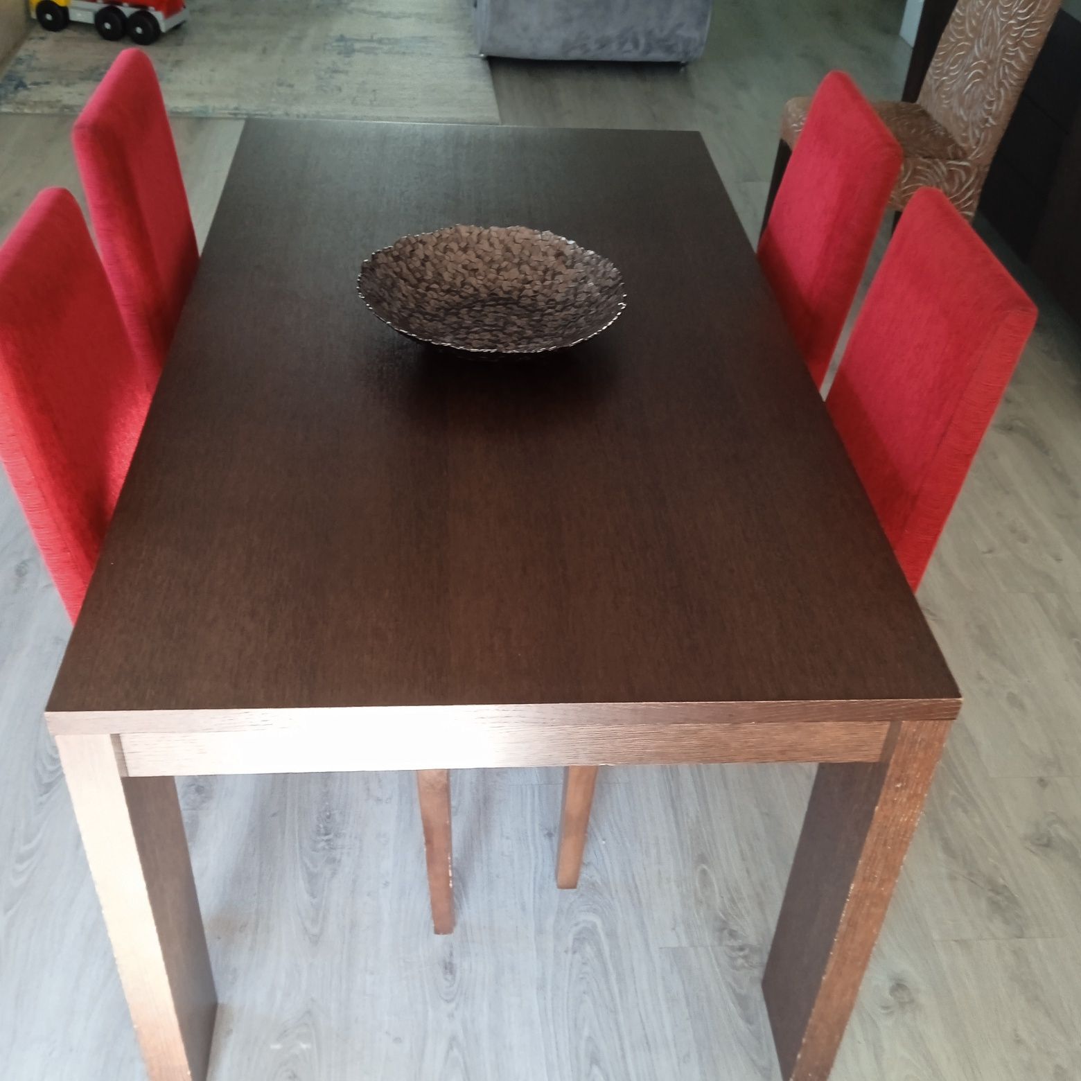 Mesa cadeiras e aparador