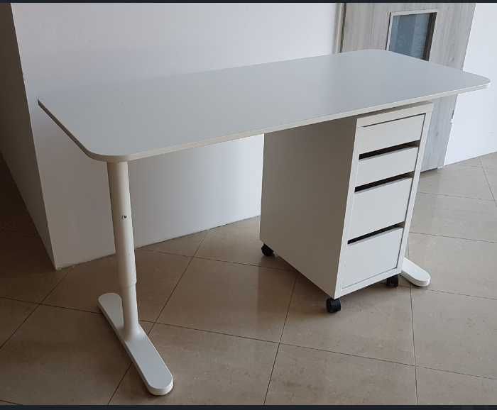 stolik/biurko 300zł, 4 fotele biurowe 400zł