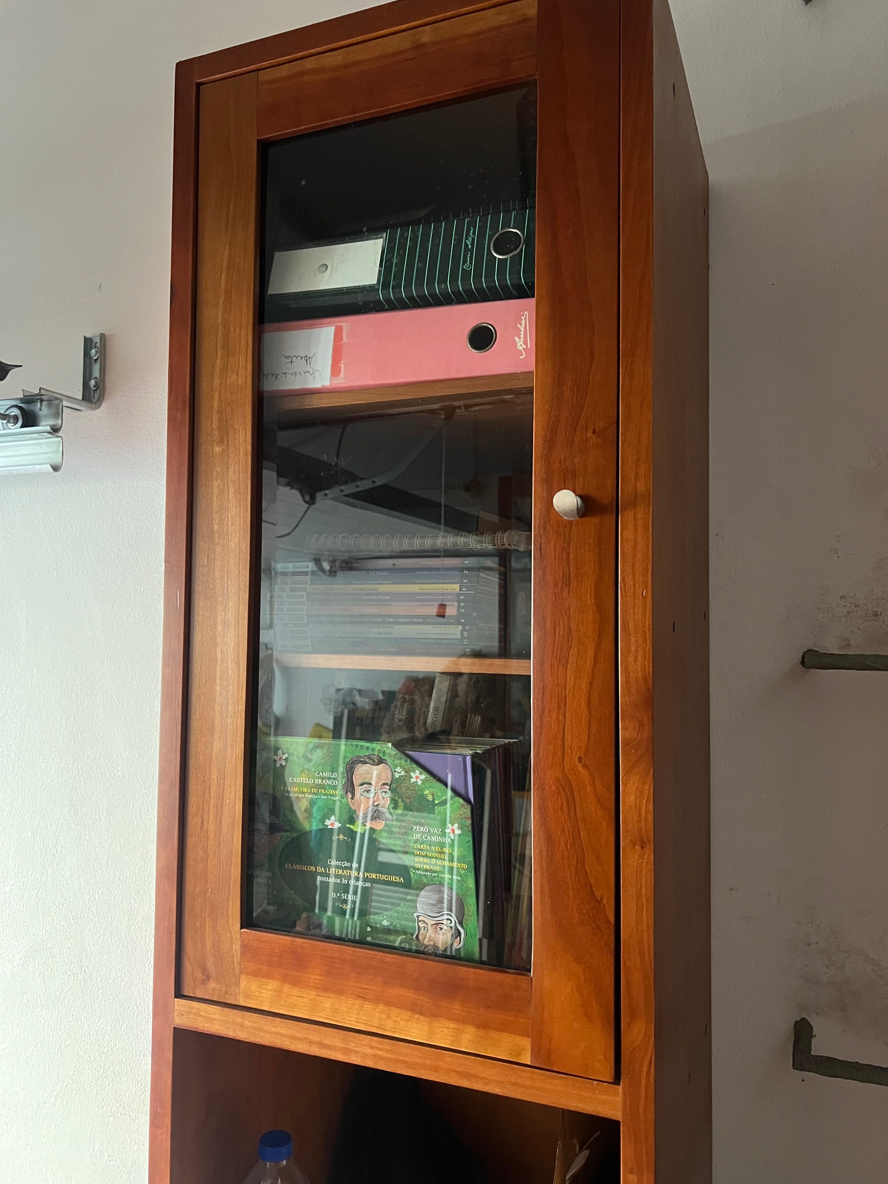 Móvel com vitrine
