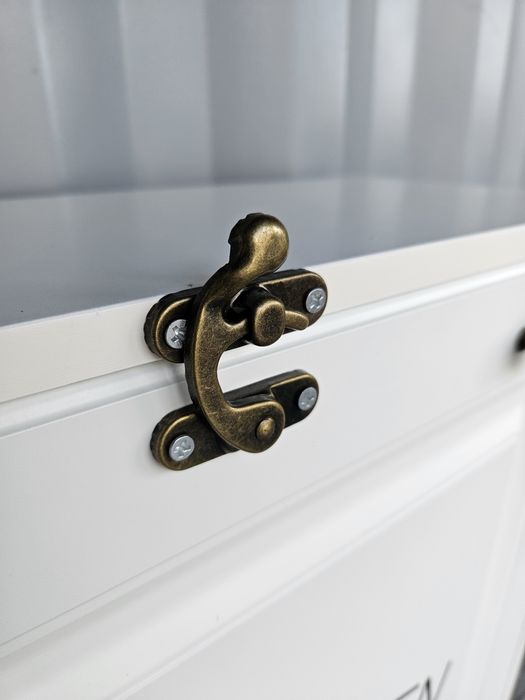 Wiszący biały regał z biurkiem