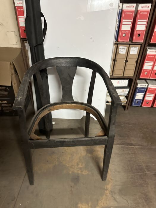 Drewniana czarna rama krzesła bez siedziska