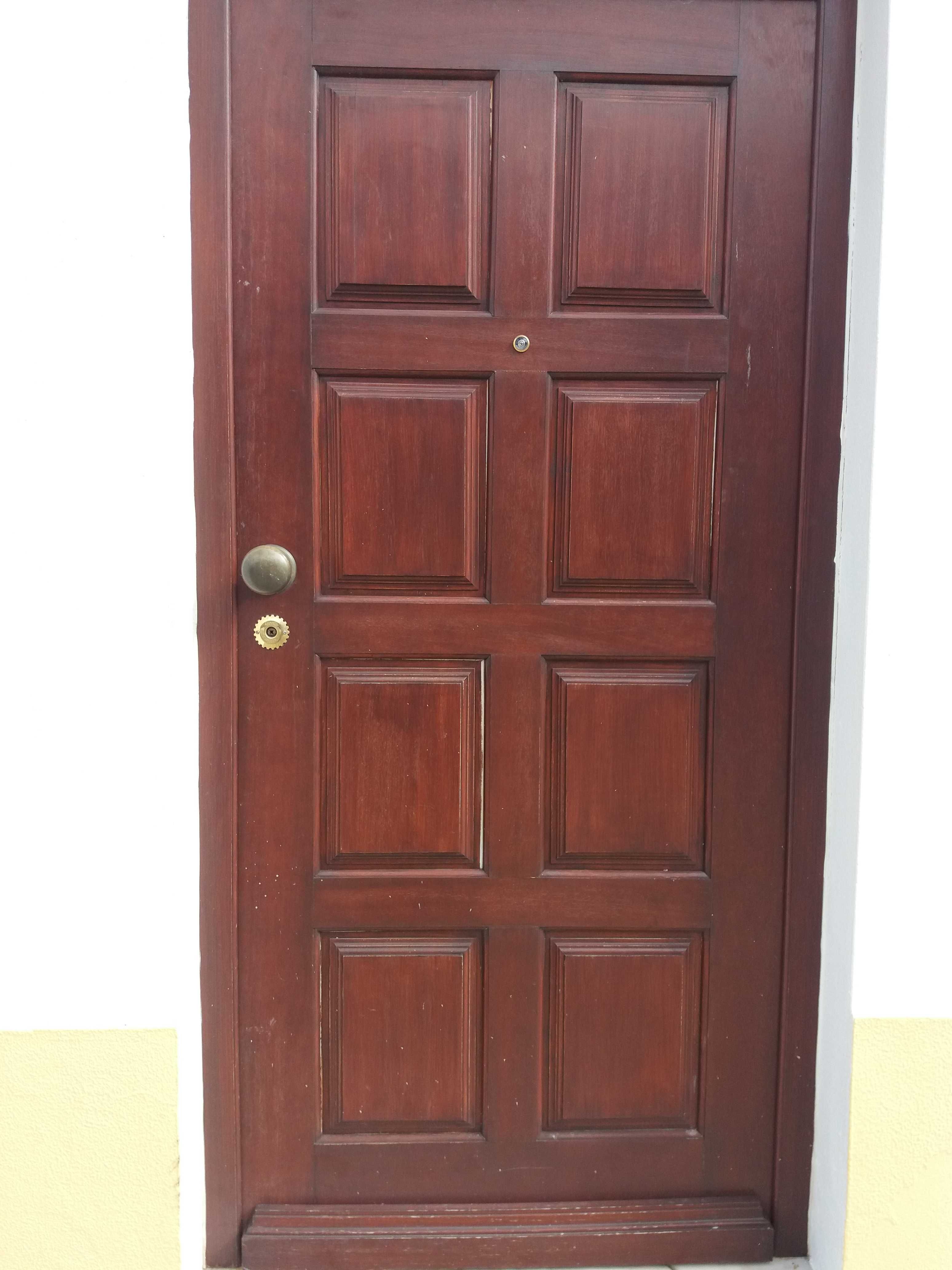 Porta de entrada de madeira