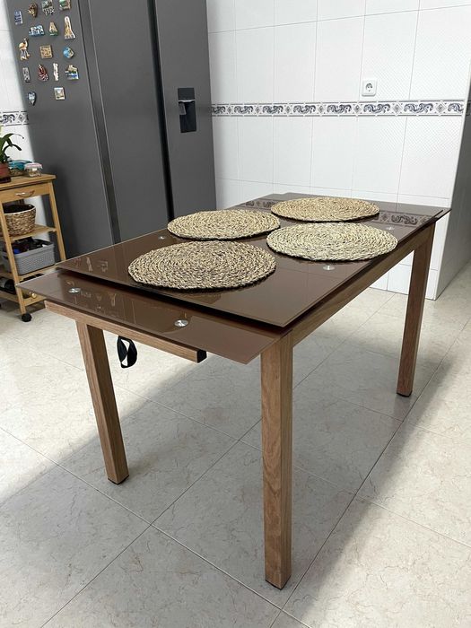 Mesa Extensível 6 lugares - Vidro Temperado