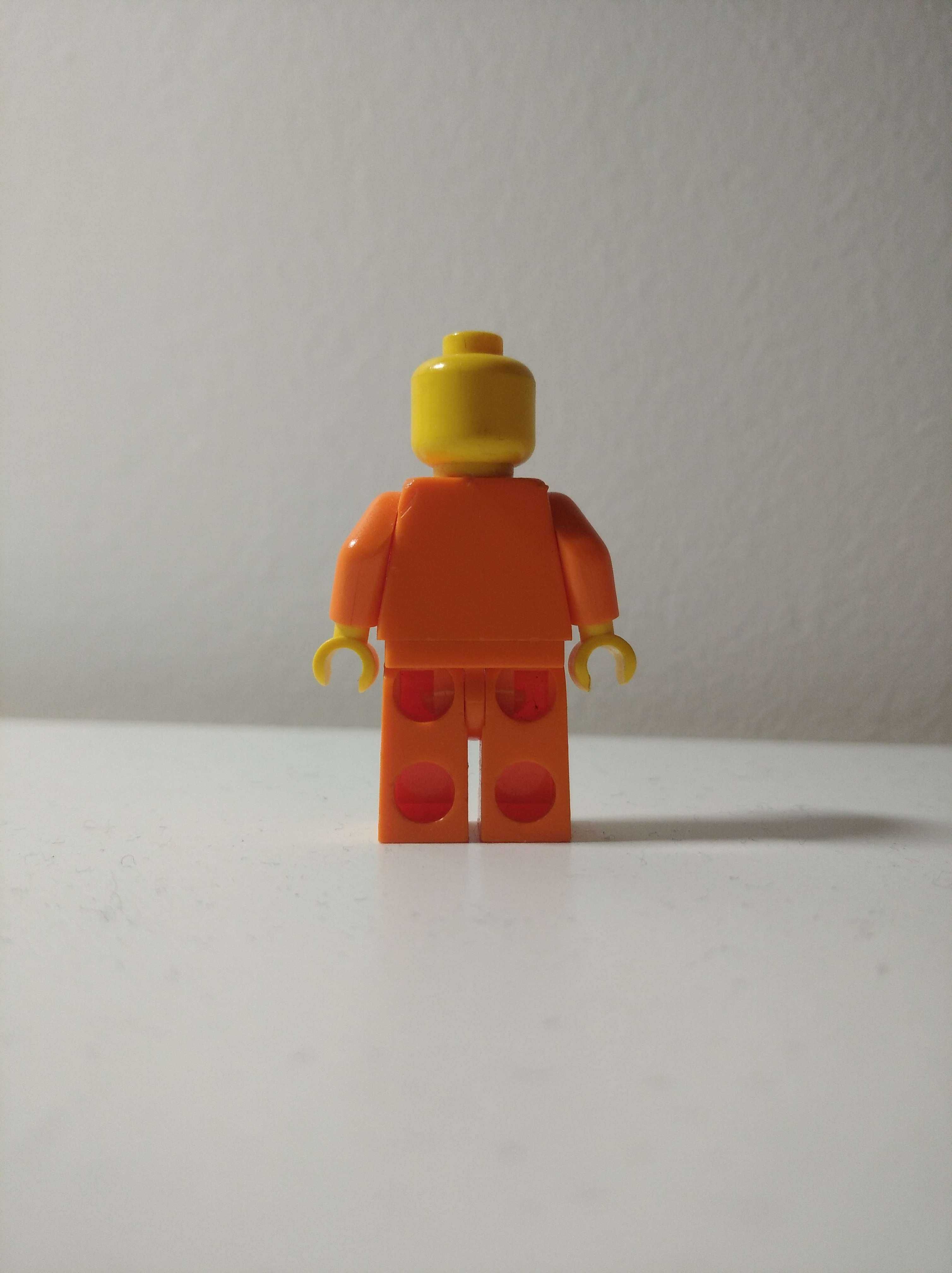 Ludzik Lego pomarańczowy pracownik budowlany