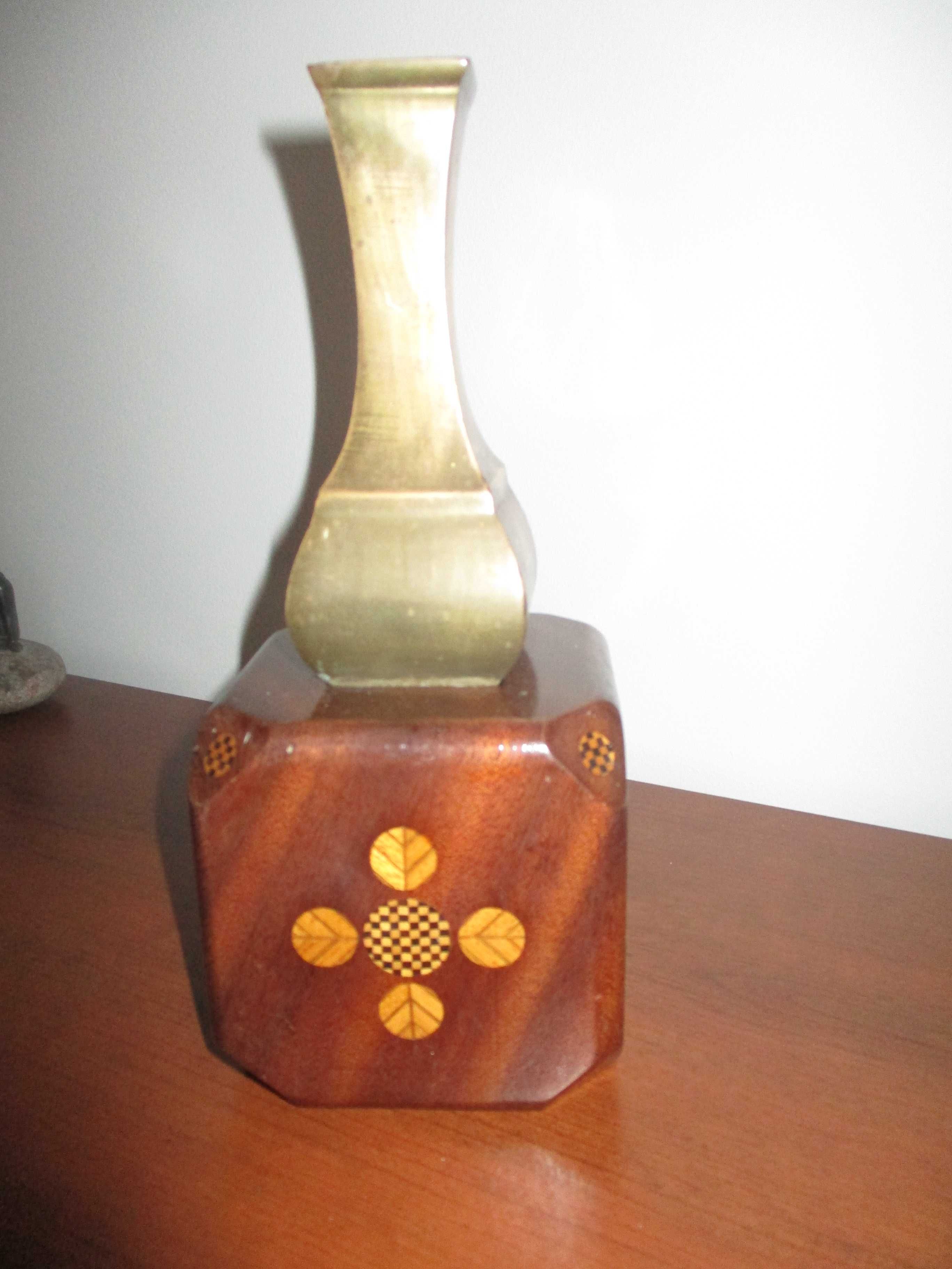 Mosiężny wazon na drewnianej kostce - wys. 24 cm