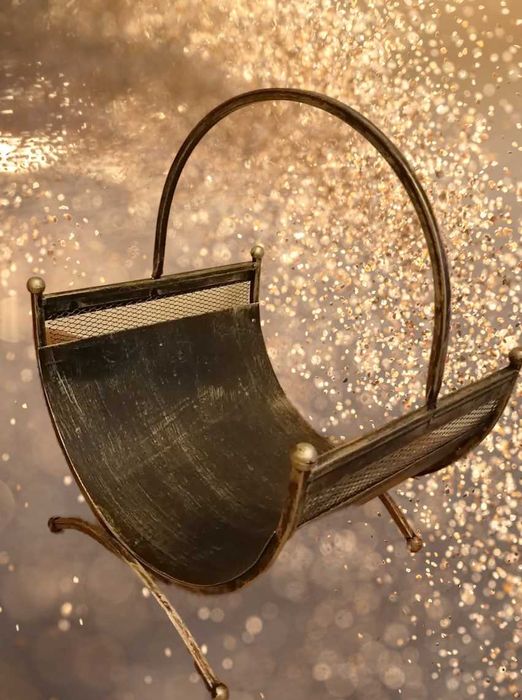 Декоративна металева кована дровниця.