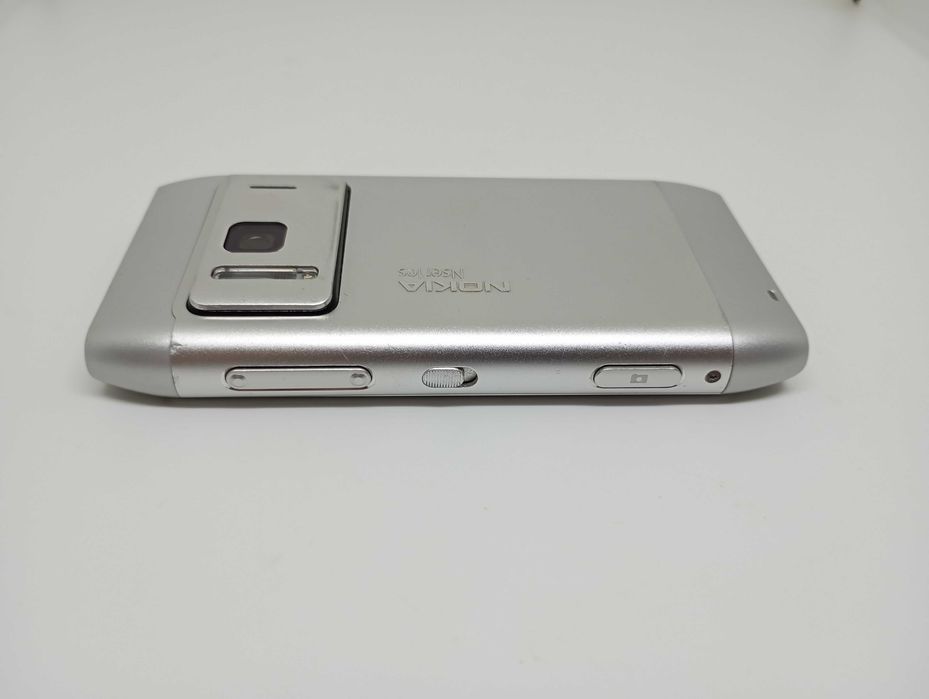 Srebrna Nokia N8 z oryginalnym ETUI (Transmiter FM, Optyka Carl Zeiss)