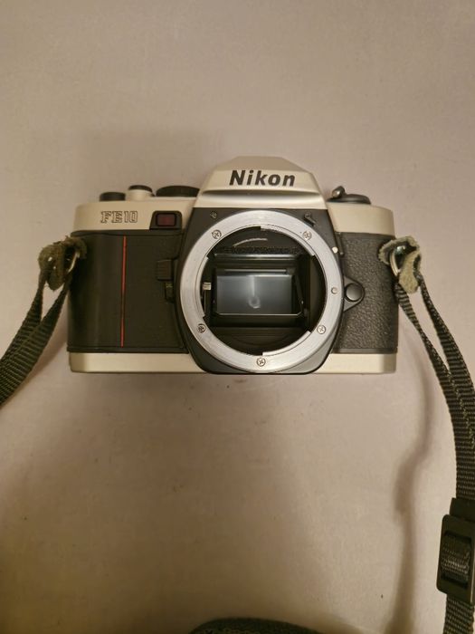 Фотоапарат Nikon FE10 с объективом Nikkor 35-70 MM F/3.5-4.8