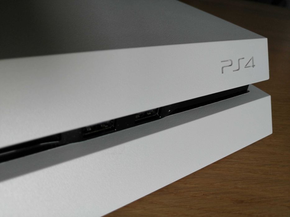 PlayStation 4 500GB White + Dual Shock 4