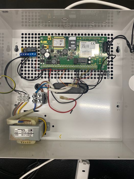 Zestaw alarmowy SATEL INTEGRA 24 + INT-KWRL2 + EBS PX200NB