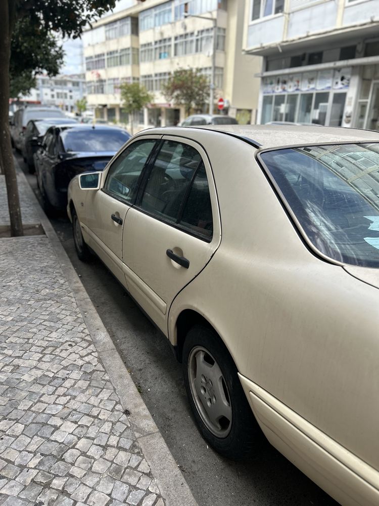 Mercedes E200 D 1998. Reservado