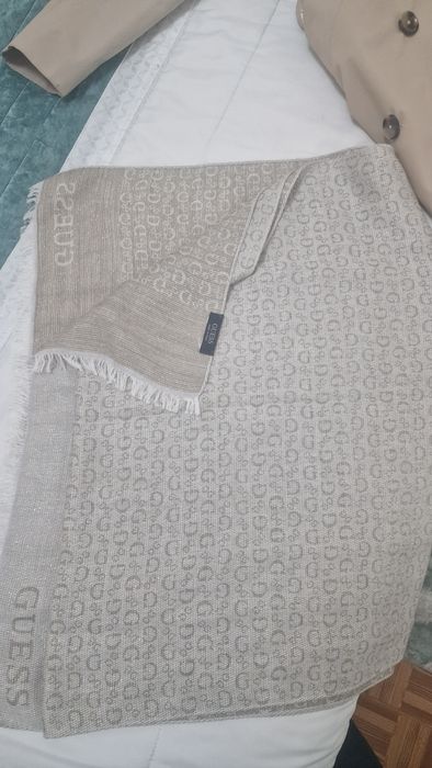 Cachecol Guess em ótimo estado