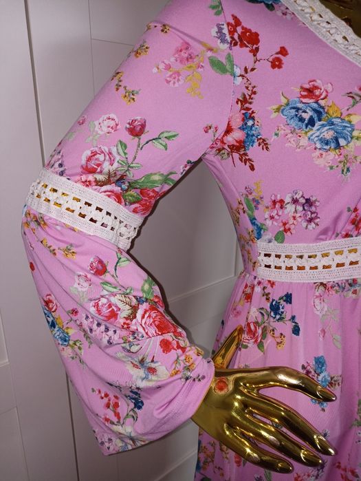 Nowa różowa  sukienka Boho w kwiaty z ażurowymi koronkami R.S/M
