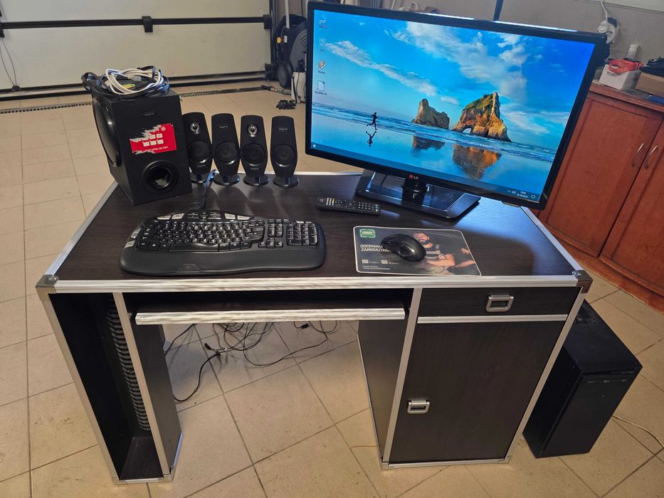 Komputer stacjonarny,biurko,głośniki,klawiatura,mysz,ekran telewizor