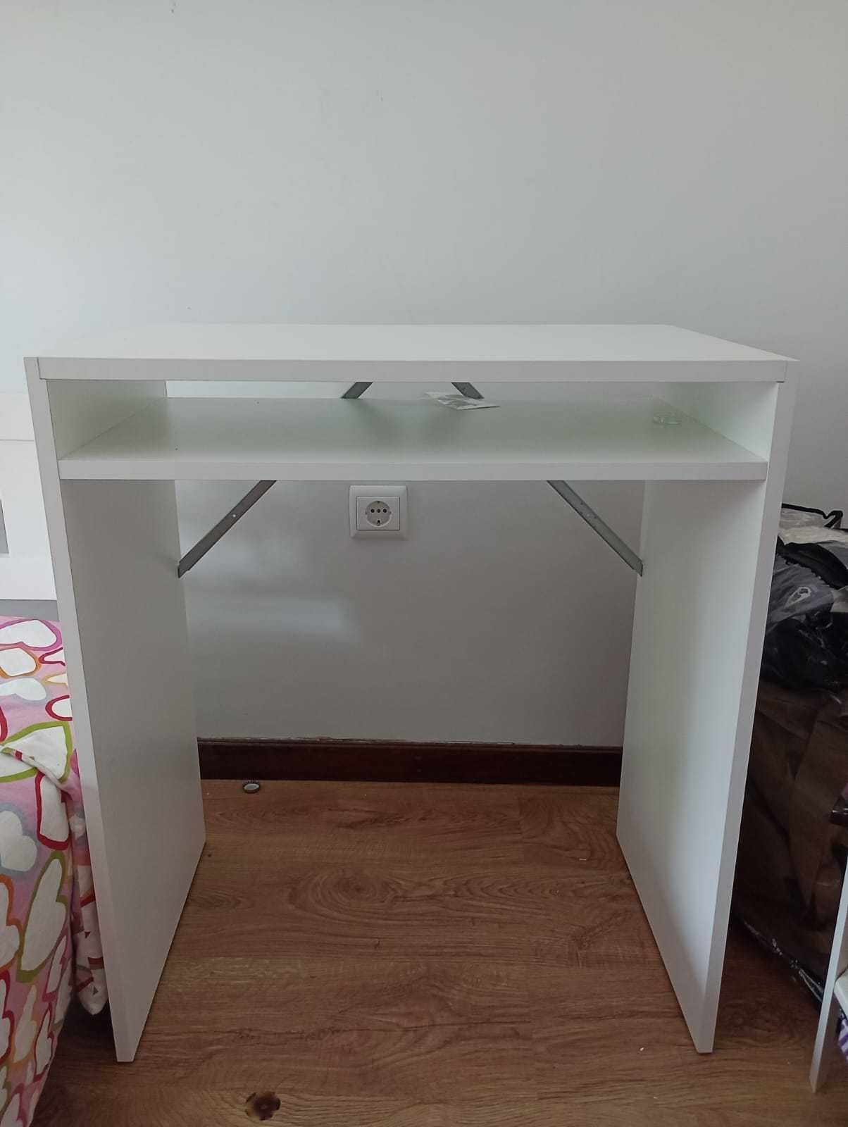 Cama infantil para criança + mesa