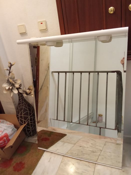 Espelho de casa de banho com luzes