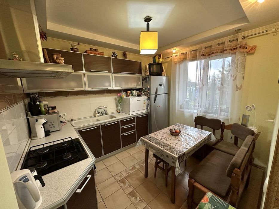 Продам добротний цегляний будинок.