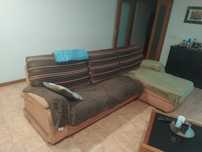 Estante completa moderna com mesa e sofa