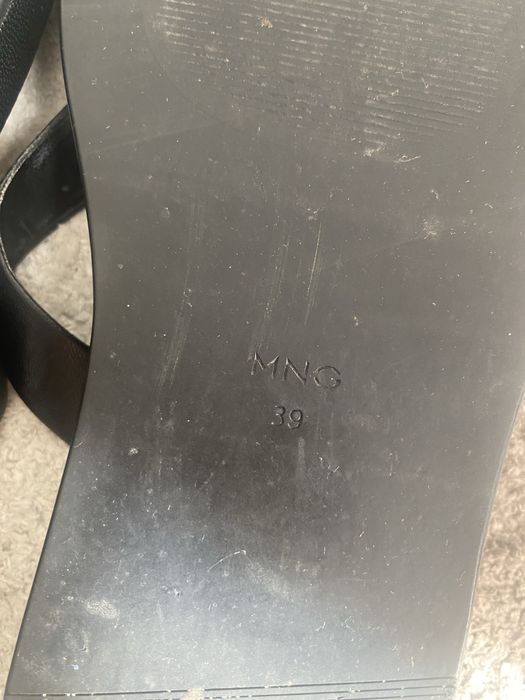 Продам сандалії вʼєтнамки Mango