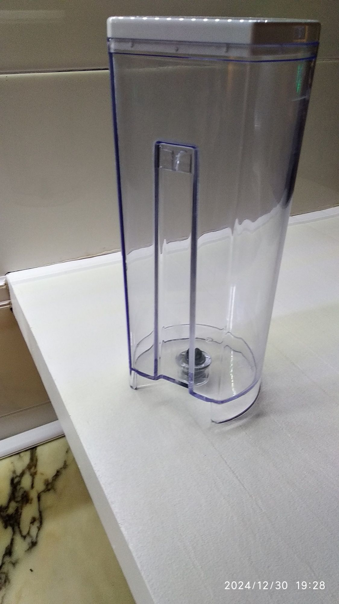 Vendo depósito de água de máquina de café.