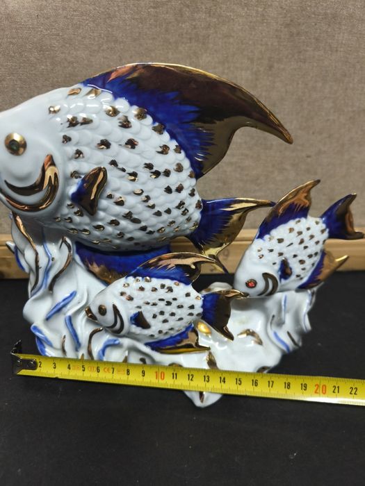 Escultura Peixes Porcelana Azul Ouro
Majestosa e vibrante figura decor