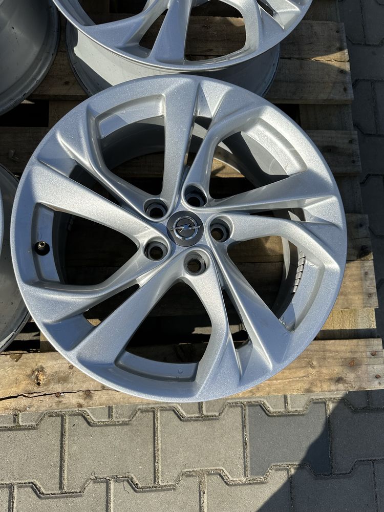 5x105 7,5x17 et44 17” z czujnikami cisnienia opel