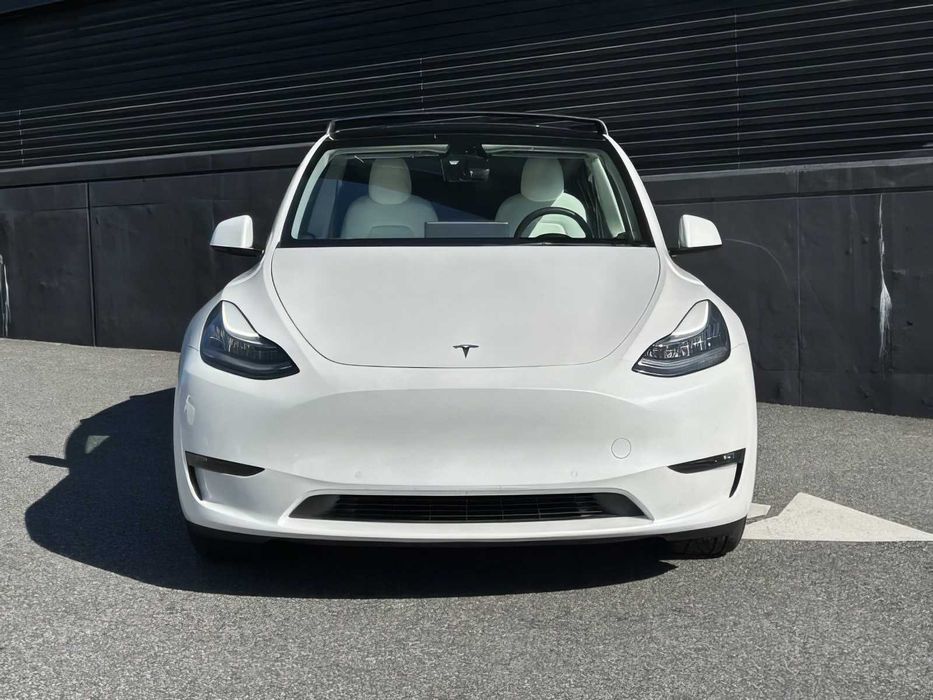 Tesla Model Y      2021
