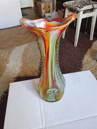 Wysoki kolorowy wazon