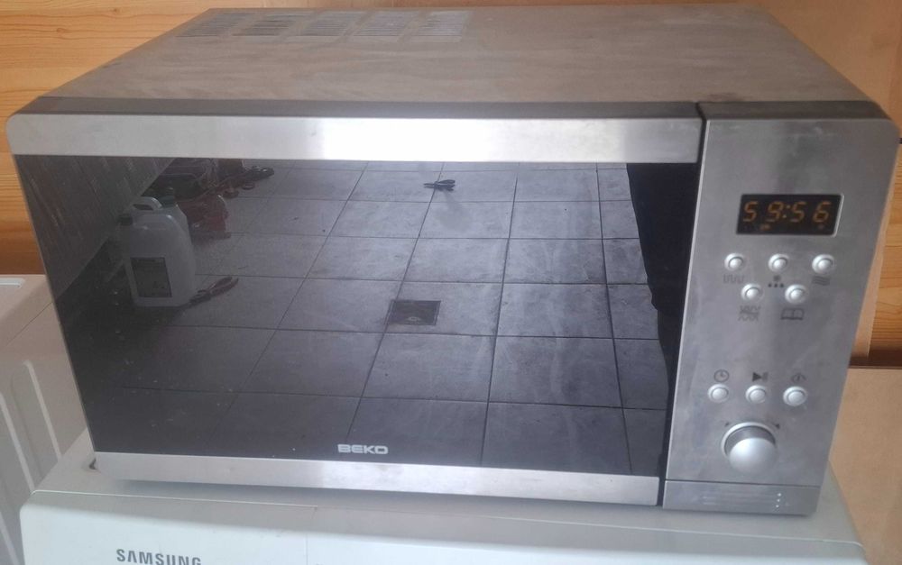 mikrofala firmy Beko  z ramką do zabudowy