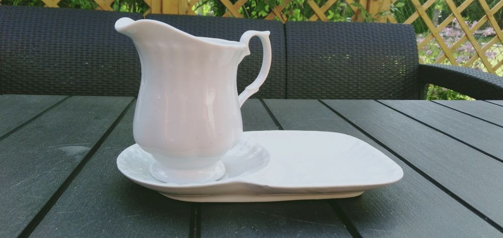 Porcelana mlecznik z podstawką